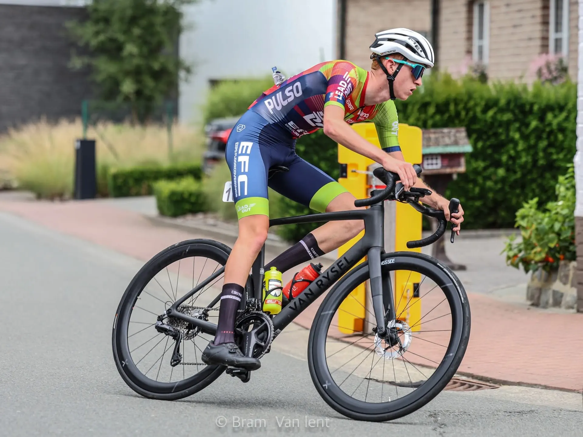 Xander leaning into a corner in a Pulso EFC team kit on a Van Rysel bike.